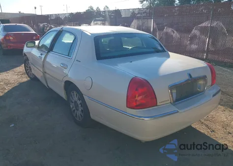 2007 Lincoln Town Car Signature z USA, uszkodzony, nr VIN 1LNHM81V17Y627653